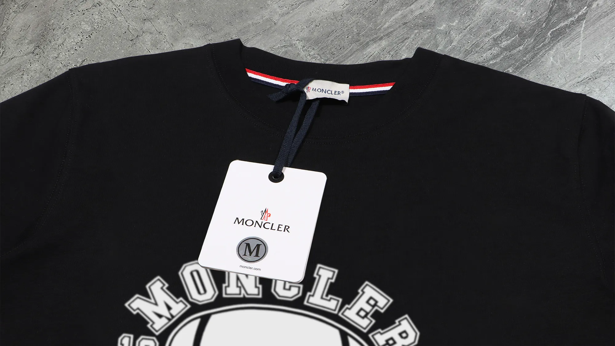 【 In Stock】 〖 𝐌𝐎𝐍𝐂𝐋𝐄𝐑~ 〗 440g ， 😎 ， ， Factory 2025 T ， ， Premium LOGO， Same Style ：Black White Size：S M L XL 2XL